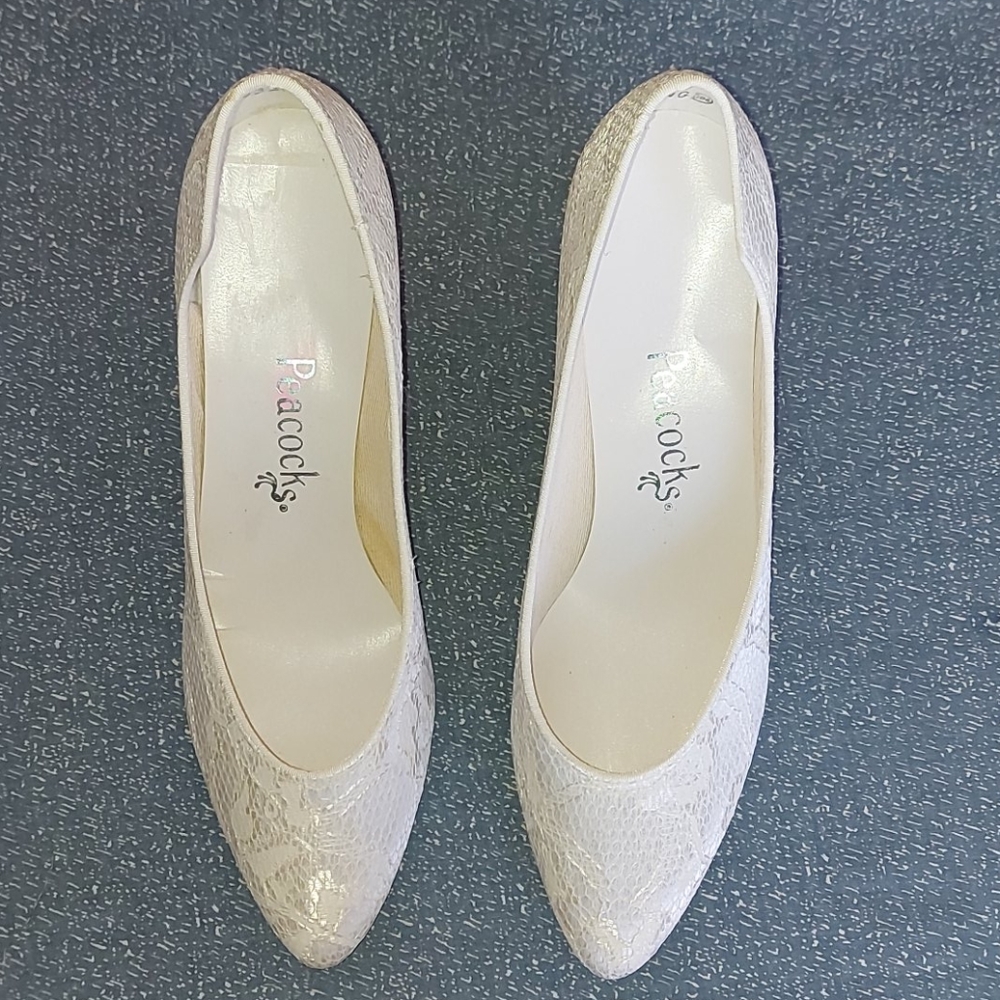 White lace shoes
